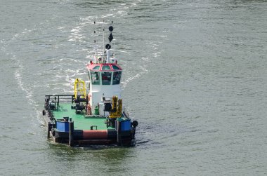 TUGBOAT - Küçük bir yedek gemi denizde manevra yapıyor