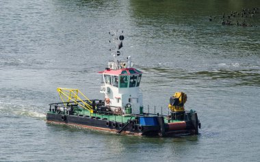 TUGBOAT - Küçük bir yedek gemi denizde manevra yapıyor