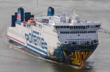 SUÇLU, BATI POMERANYA / POLAND - 2020: Yolcu feribotu denize giden çim yoluna gider