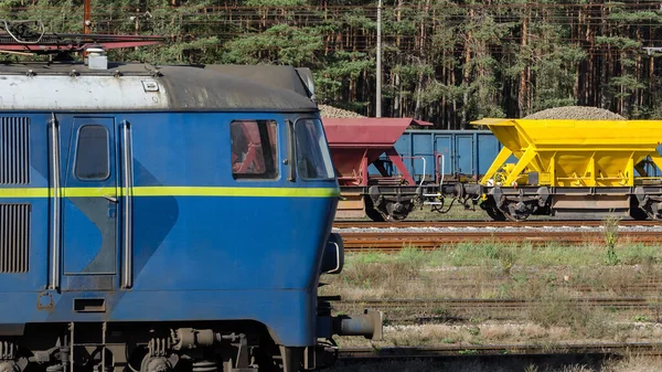 ELECTRIC LOCOMOTIVE AND WAGONS WITH CRUSHED STONE - Heavy goods vehicle on the railroad