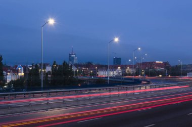 SZCZECIN, BATI POMERANYA / POLAND - 2020: Şehir mimarisinin arka planına karşı araba trafiği