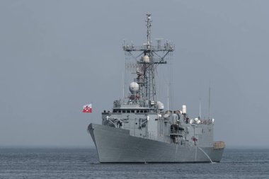 GDYNIA, POMERAN REJON - POLAND - 15 AĞUSTOS 2025: POLİS NAVY - Oliver Hazard Perry sınıfı güdümlü füze fırkateyni denizde yüzüyor