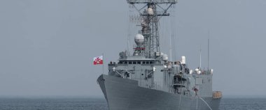 GDYNIA, POMERAN REJON - POLAND - 15 AĞUSTOS 2025: POLİS NAVY - Oliver Hazard Perry sınıfı güdümlü füze fırkateyni denizde yüzüyor