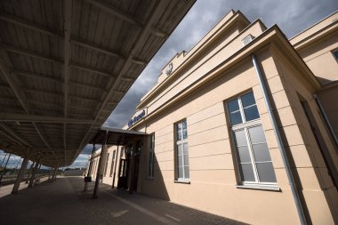 ZBASZYN, GREATER POLAND (WIELKOPOLSKA) - POLAND - 22 AĞUSTOS 2025: modernist tarzda inşa edilen tarihi ve anıtsal tren istasyonu binası