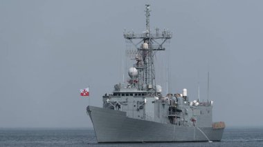 GDYNIA, POMERAN REJON - POLAND - 15 AĞUSTOS 2025: POLİS NAVY - Oliver Hazard Perry sınıfı güdümlü füze fırkateyni denizde yüzüyor