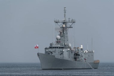 GDYNIA, POMERAN REJON - POLAND - 15 AĞUSTOS 2025: POLİS NAVY - Oliver Hazard Perry sınıfı güdümlü füze fırkateyni denizde yüzüyor
