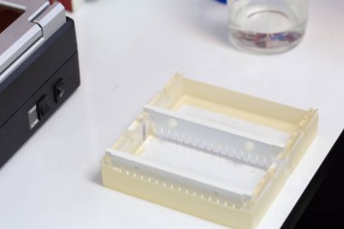Polimeraz zincir reaksiyonu (PCR) ve Agarose gel elektroforezi laboratuvarda biyokimya, moleküler biyoloji, genetik ve klinik kimyada kullanılan bir jel elektroforez metodudur..