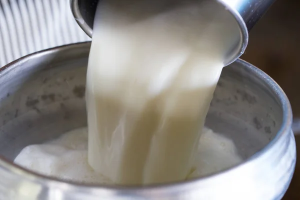 Arbeiter Gießt Milch Einen Behälter Für Die Transformation — Stockfoto