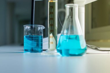 Laboratuvarda referans elektrot (pH) ve deney kimyasalı.