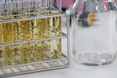 Biyolojik güvenlik dolapları laboratuvarında mikrobiyal testler yapan bilim adamı..