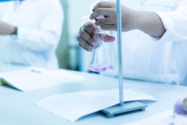 Laboratuvarda başlık tekniği.