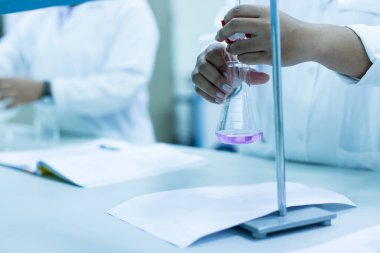 Laboratuvarda başlık tekniği.