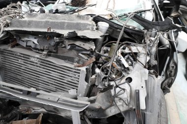 Araba kazası, garajda onarılmayı bekleyen araba..