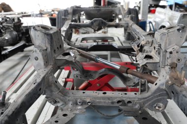 Araba kazası, garajda onarılmayı bekleyen araba..