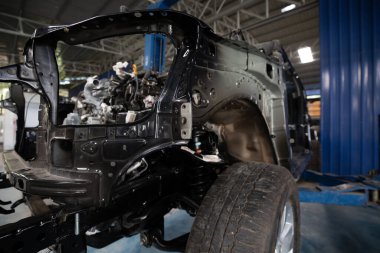 Araba kazası, garajda onarılmayı bekleyen araba..