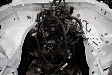 Araba kazası, garajda onarılmayı bekleyen araba..