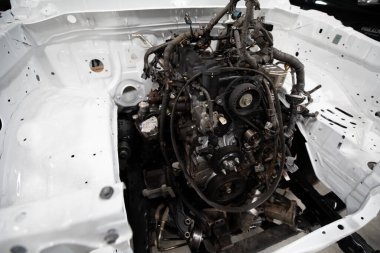 Araba kazası, garajda onarılmayı bekleyen araba..