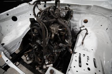 Araba kazası, garajda onarılmayı bekleyen araba..