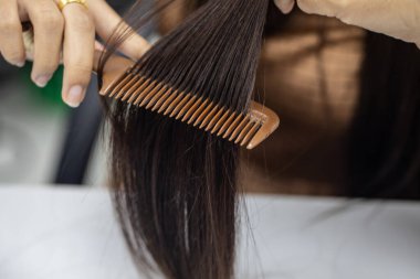 Genç kadın saçı dökülüyor, ince saçlı..