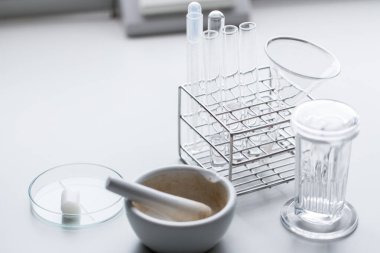 Kromatografi çalışmaları bir bitkinin bileşenlerini ayırmak için kullanılır.