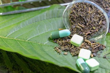 Laboratuvarda Mitragyna Specosa (kratom) ve Kimyasal Analiz 'in Bilimsel Araştırma Yaprakları.