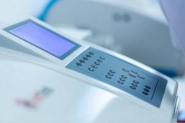 Laboratuvar deneyleri için spektrofotometre kullanan örnek analizi.