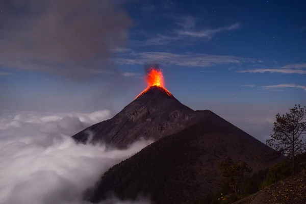 Erupção Vulcânica Sobre Nuvens Vulcão Irmãs Acatenango Volcan Del Fuego — Fotografia de Stock