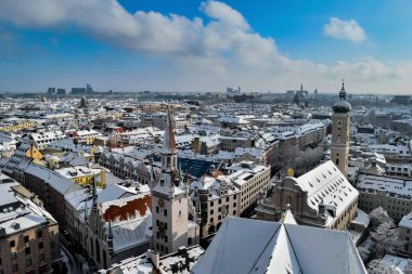 Ocak 'ta Viktualienmarkt ile Karlı Münih kenti