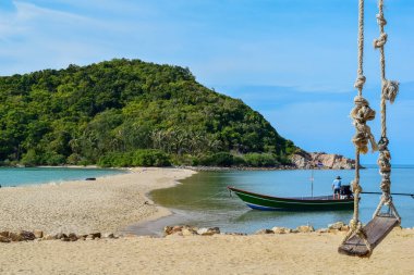 Tayland, Andaman Deniz Adası 'ndaki Koh Phangan' ın cennet plajında sallan.