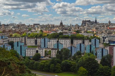 Edinburgh 'un modern ve eski binaları kuş bakışı