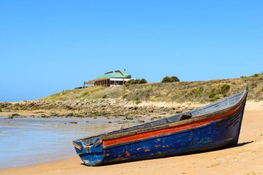 Göçmen sandal, Afrika yakınlarındaki Zahora, Güney İspanya sahilinde mahsur kalmış. Cadiz sahilinde terk edilmiş bir patera..