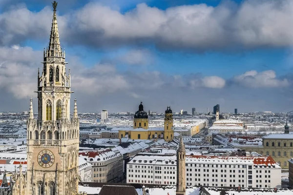 慕尼黑市中心被冬天的雪覆盖着 — 图库照片