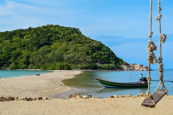 Tayland, Andaman Deniz Adası 'ndaki Koh Phangan' ın cennet plajında sallan.