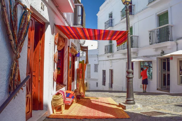  Vejer de la Frontera 'da halıları olan el yapımı bir dükkan.