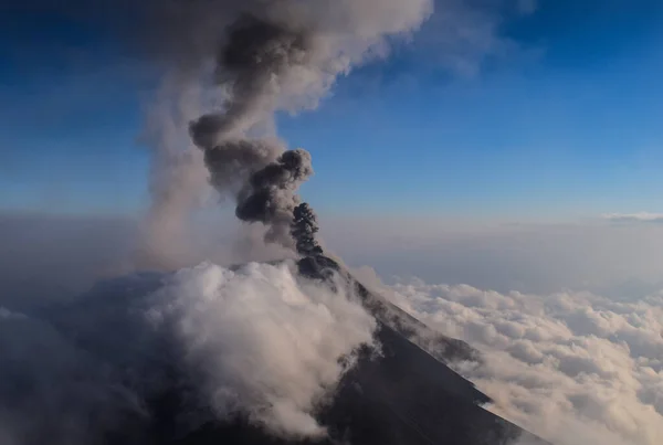 Rökkolonn Väg Vulkan Guatemala — Stockfoto