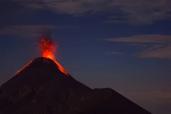 Вулканическое Извержение Ночью Лавовым Лихорадкой Конусе — стоковое фото
