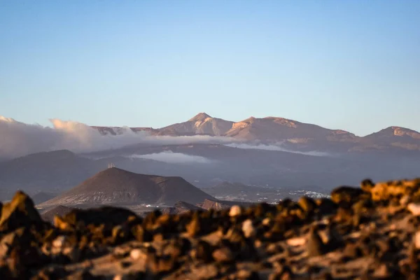 Tenerife 'deki La Tejita plajından akşam üzeri Teide volkan dağının dramatik manzarası.