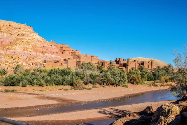Ait Ben Haddou berberik kasaba, Kasbah vaha kasabası Ouarzazateat Draa nehrinin yanında