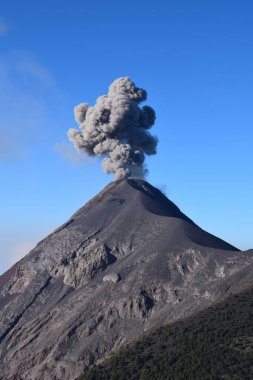 Volkan del Fuego, Guatemala 'da büyük siyah sigaralar püskürtüyor. Acatenango Volkanı 'nın bacasından duman sütunu.