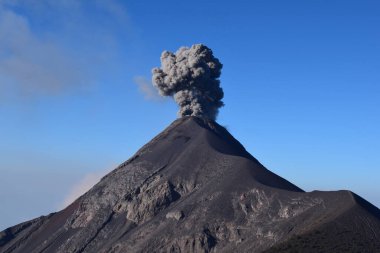 Acatenango Volkanı 'nın bacasından duman sütunu. Volkan del Fuego Guatemala 'da büyük siyah dumanlar püskürüyor
