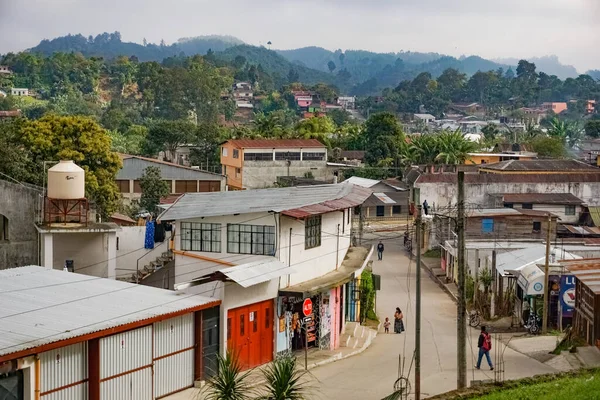 Tropik bir bölge olan Alta Verapaz, Guatemala 'daki tipik Orta Amerika yerel caddeleri