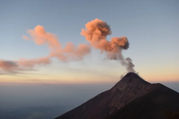 Volcan Del Fuego Bredvid Vulkanen Acatenango Vulkanen Utbrott Färgglada Röker — Stockfoto