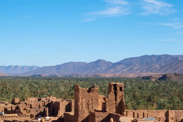 Kasbah kasabasının berber mimarisi Sahra Çölü 'ndeki Draa Vadisi' ndeki palmiye ağacı vahasında.