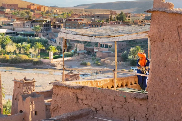 Nomad Tuareg Sitting Terrace Oasis Town Ait Ben Haddou — Stock Photo, Image