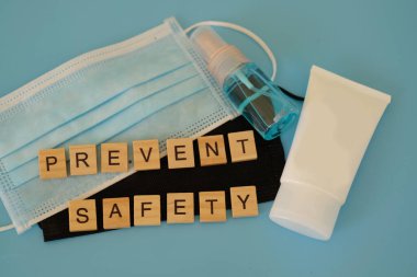 Coronavirus önleme maddesi, tıbbi cerrahi maskeler, sprey alkol ve el dezenfektanı jeli temizlik, hijyen ve hasta, sıvı mikrobu, virüs enfeksiyonu ve güvenlik önleyici harflerle korunma.