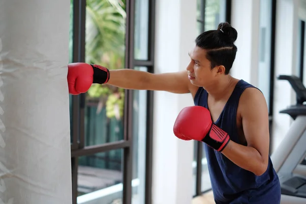 Asiatisk Idrottsman Röda Boxningshandskar Som Slår Tung Väska Gymmet — Stockfoto
