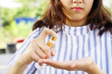 El dezenfektanı jel pompası kullanan kadınların elleri. Antivirüs ve salgın önleyici konseptte kopyalama alanı.