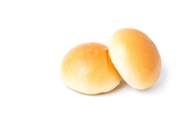 Beyaz arka planda izole edilmiş taze pişmiş ekmek. Yuvarlak ekmek