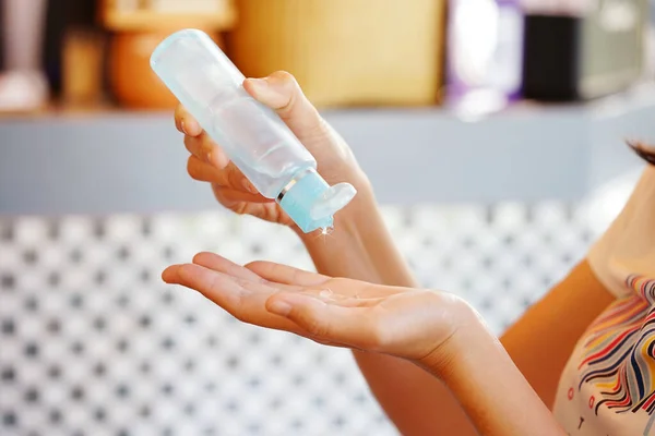 Lokantada alkollü jel şişesi olan eller, antivirüs ve salgın önleyici kavramda kopyalama alanı.