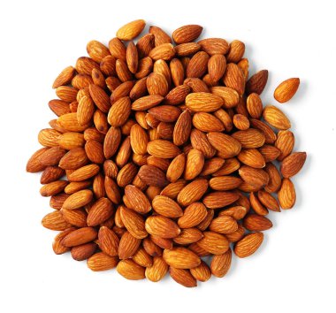 Beyaz arka planda izole edilmiş organik badem fıstıkları. Sağlıklı atıştırmalıklar. en üstteki görünüm.